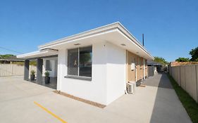 Relaxing Two-Bedroom Retreat Near The Airport